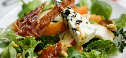 Salade met peer, roquefort en knapperige parmaham