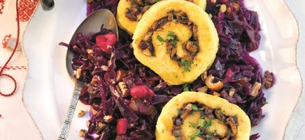 Roulade de pommes de terre farcie aux cèpes et chou rouge aux dattes