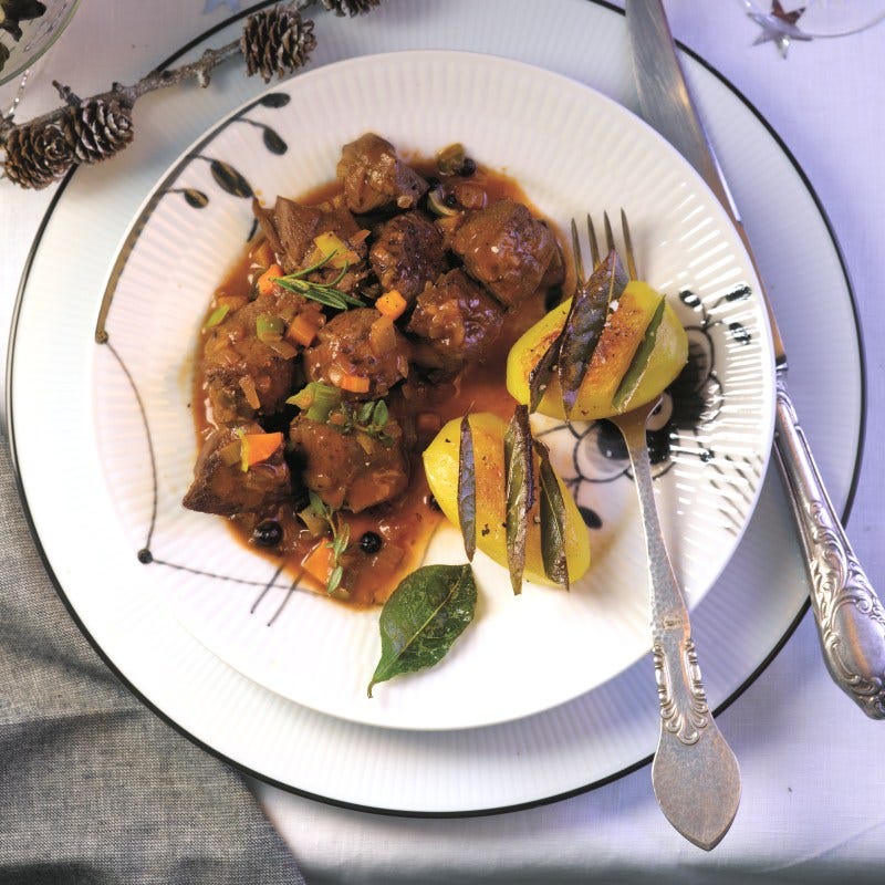 Photo de Goulash de gibier, pommes de terre aux laurier et salade prise par WW