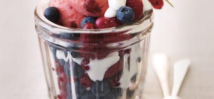 IJs met yoghurt en fruit