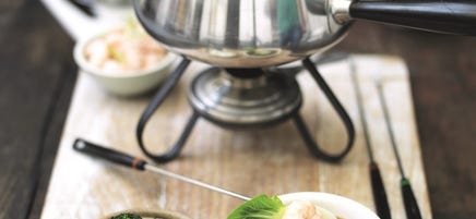 Fondue met bouillon en dipsausjes