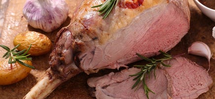 Gebraden lamsbout met knoflook en rozemarijn