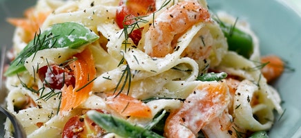 Salade de pâtes aux scampi et saumon fumé