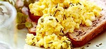 Eiersalade met geroosterd brood