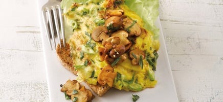 Oeufs brouillés aux champignons à l'estragon sur toast
