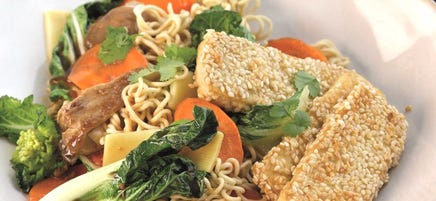 Gepaneerde tofu met noedels