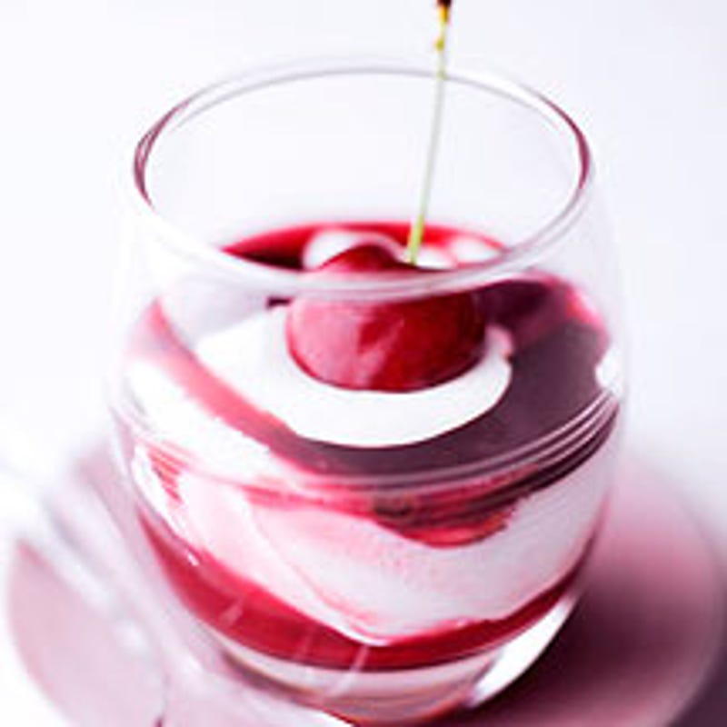 Foto van Zwartewouddessert met kersen door WW