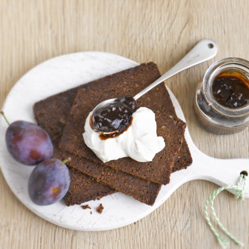 Roggebrood met plattekaas en pruimen