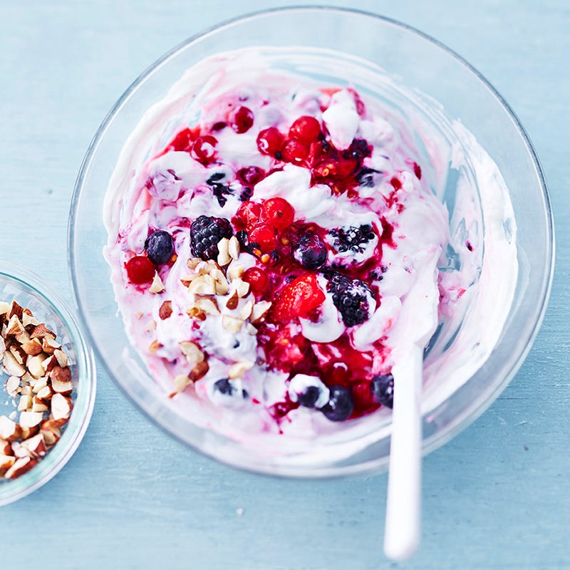Photo de Petit-déjeuner de fromage blanc, fruits rouges et noisettes prise par WW