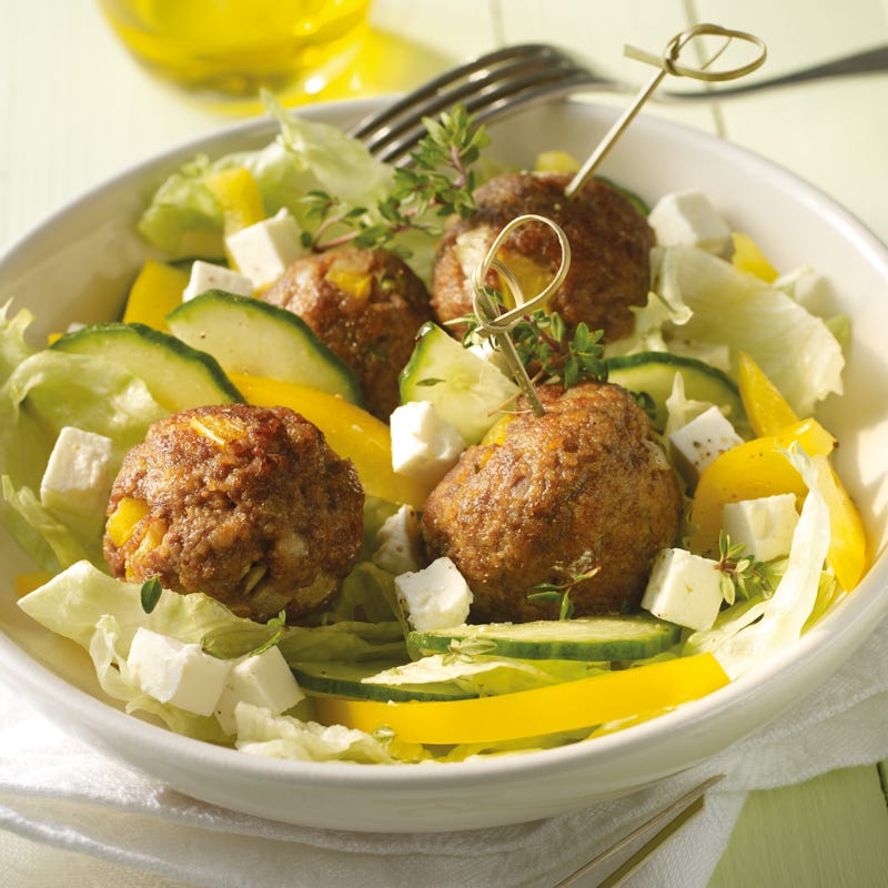 Griechische Hackbällchen auf Bauernsalat