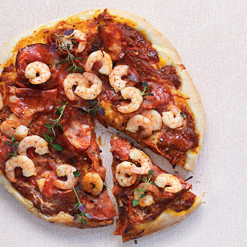Scharfe Garnelen-Pizza mit Salami