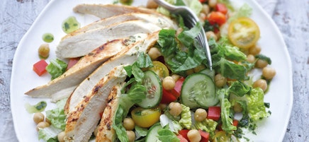 Kräuter-Joghurt-Hähnchen auf Kichererbsensalat