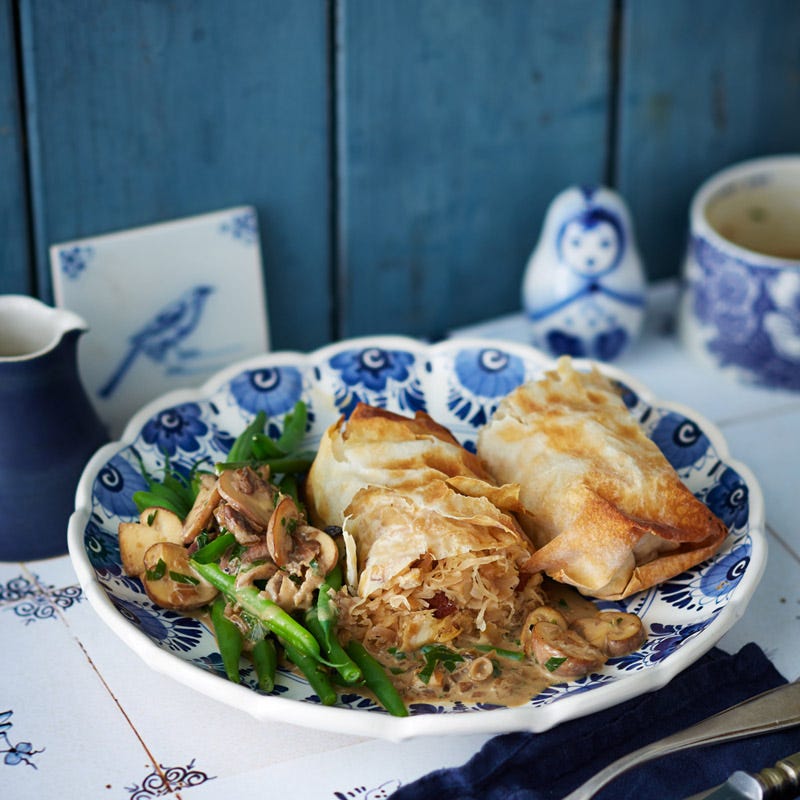 Gebackenes Sauerkraut auf Steinpilzsauce