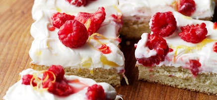 Zitronenkuchen mit Frischkäse und Himbeeren