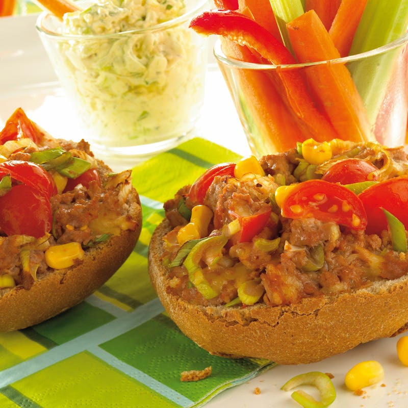 Foto Tatar-Schlemmer-Brötchen mit Gemüsesticks von WW