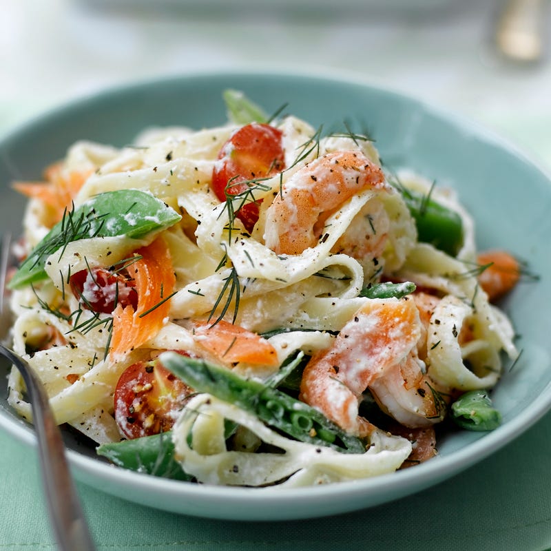 Pasta mit Räucherlachs und Garnelen