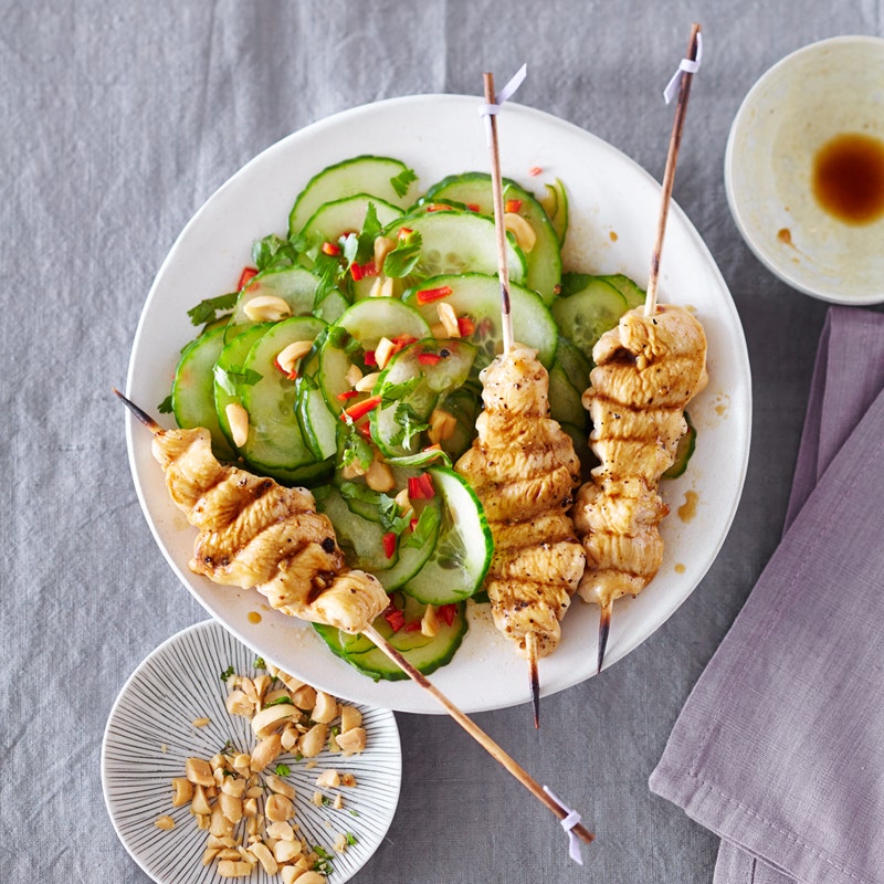Gebratene Hähnchenspieße mit asiatischem Gurkensalat