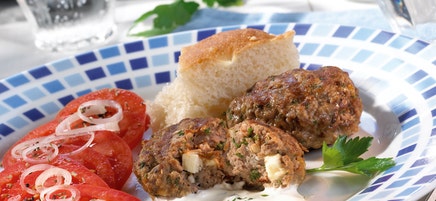 Bifteki mit Knoblauchsauce