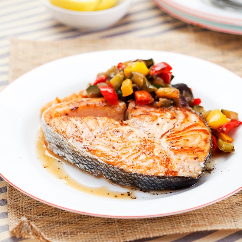 Foto Gebratener Lachs über Auberginen-Zucchini-Gemüse von WW