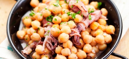 Kichererbsen mit Baby-Calamari