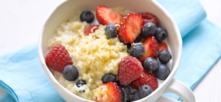 Süßer Hirsebrei mit Waldbeeren