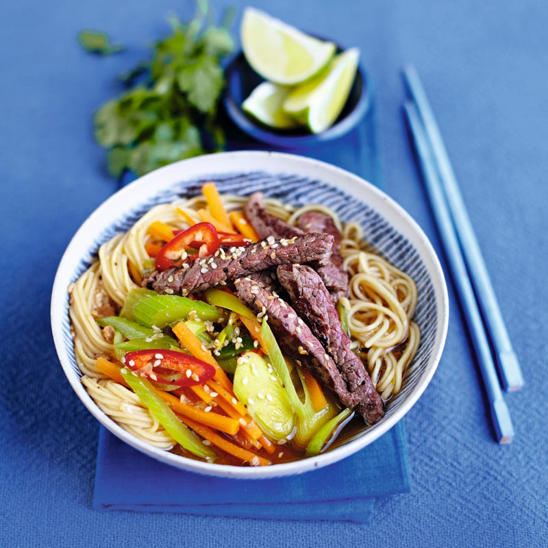 Rindfleisch mit Gemüse und Asia-Nudeln