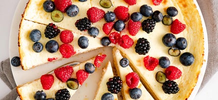 Käsekuchen mit bunten Beeren
