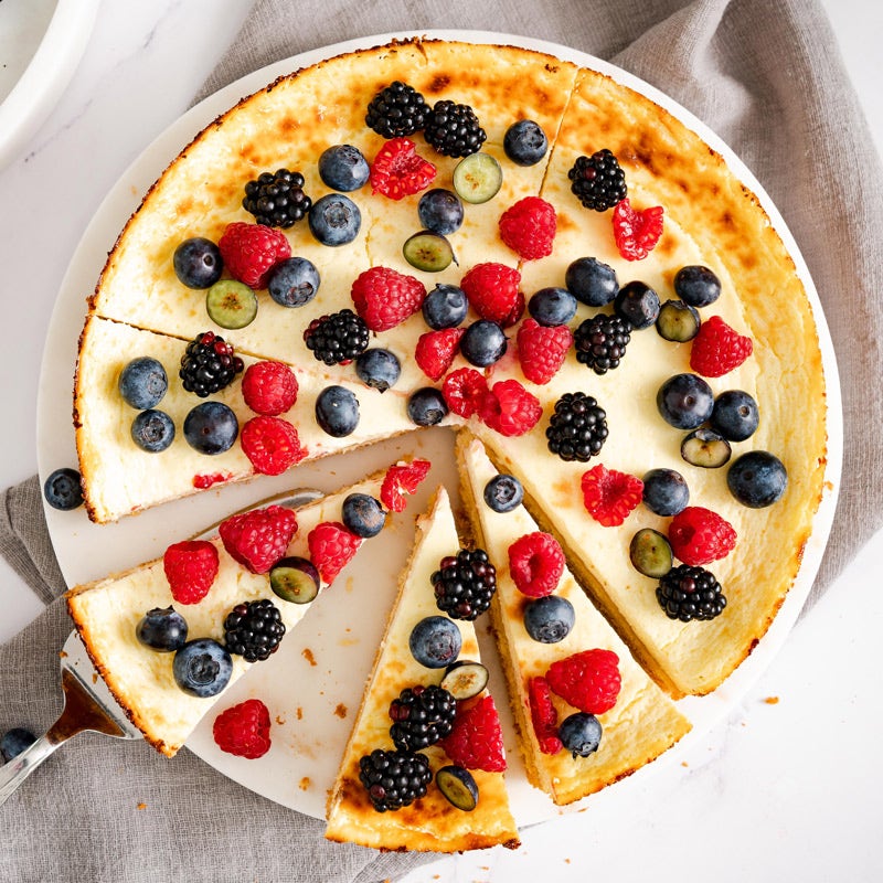 Käsekuchen mit bunten Beeren