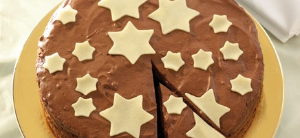 Weihnachtliche Mousse-au-Chocolat-Torte