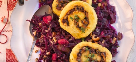Kartoffel-Steinpilz-Rolle mit Dattelrotkohl