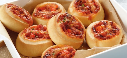 Gefüllte Pizzabrötchen mit Salami