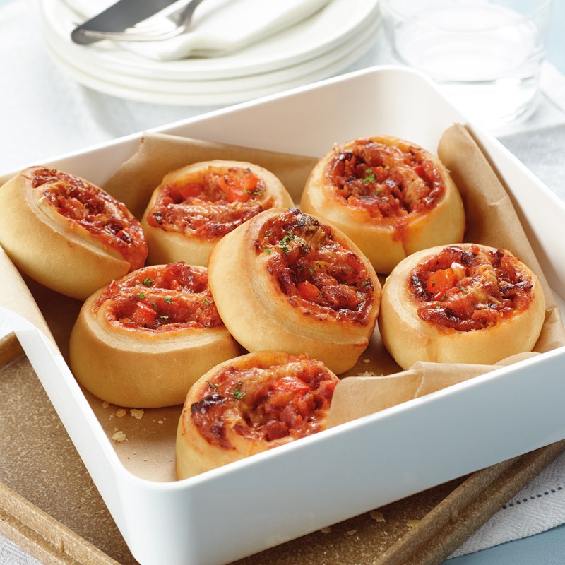 Gefüllte Pizzabrötchen mit Salami