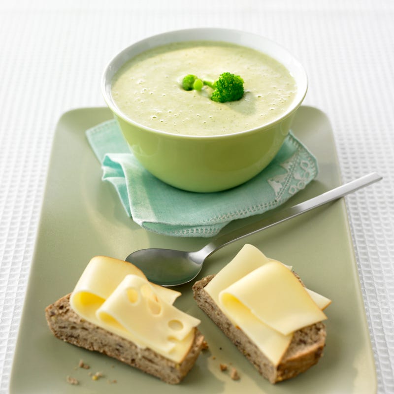 Broccolisuppe mit Vollkornbrötchen