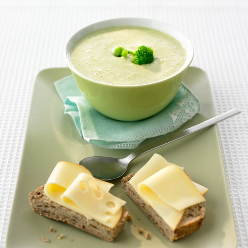 Broccolisuppe mit Vollkornbrötchen