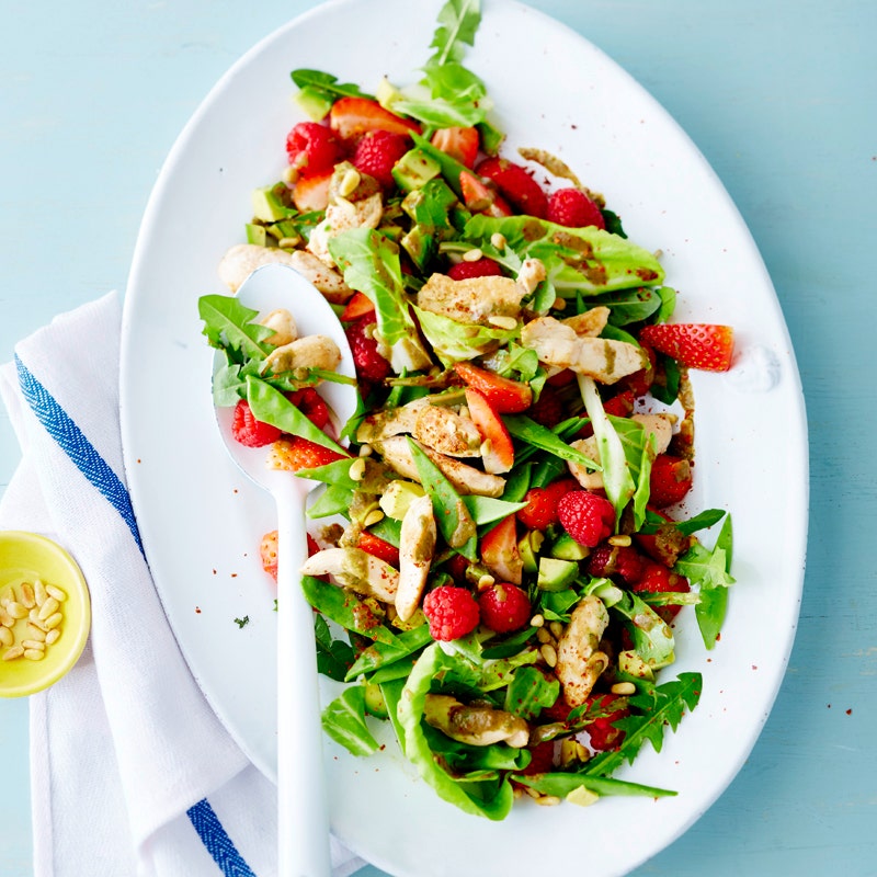 Salat mit Hähnchenbrust und Beerendressing