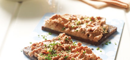 Pumpernickel mit Tomaten-Tofu-Creme