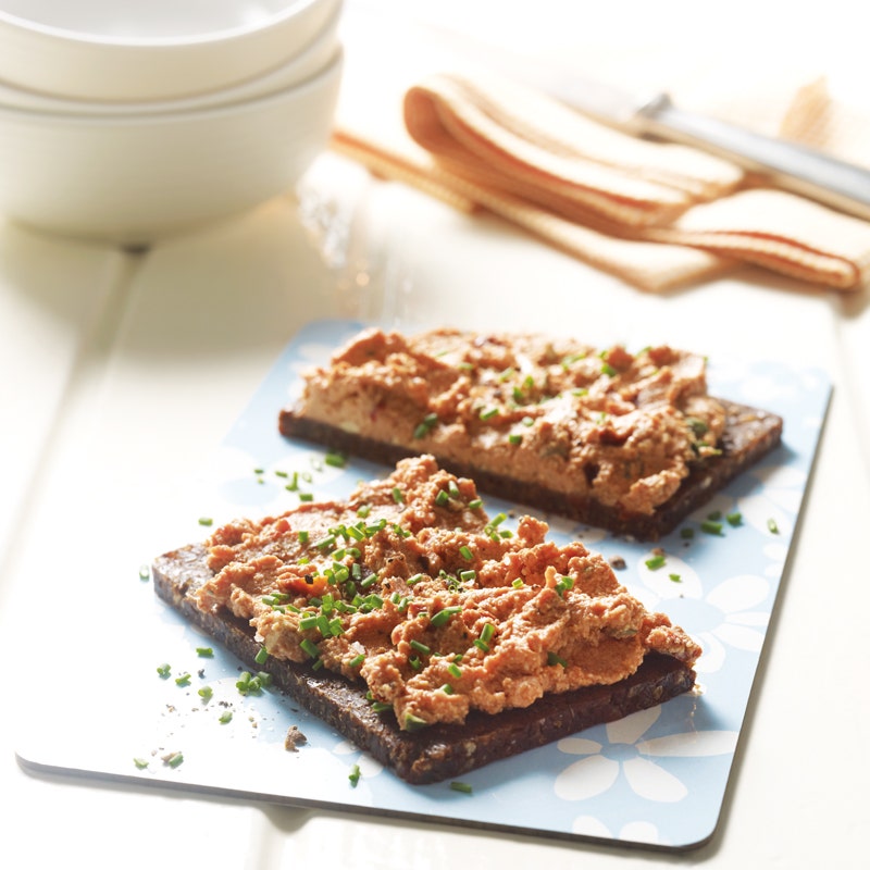 Pumpernickel mit Tomaten-Tofu-Creme