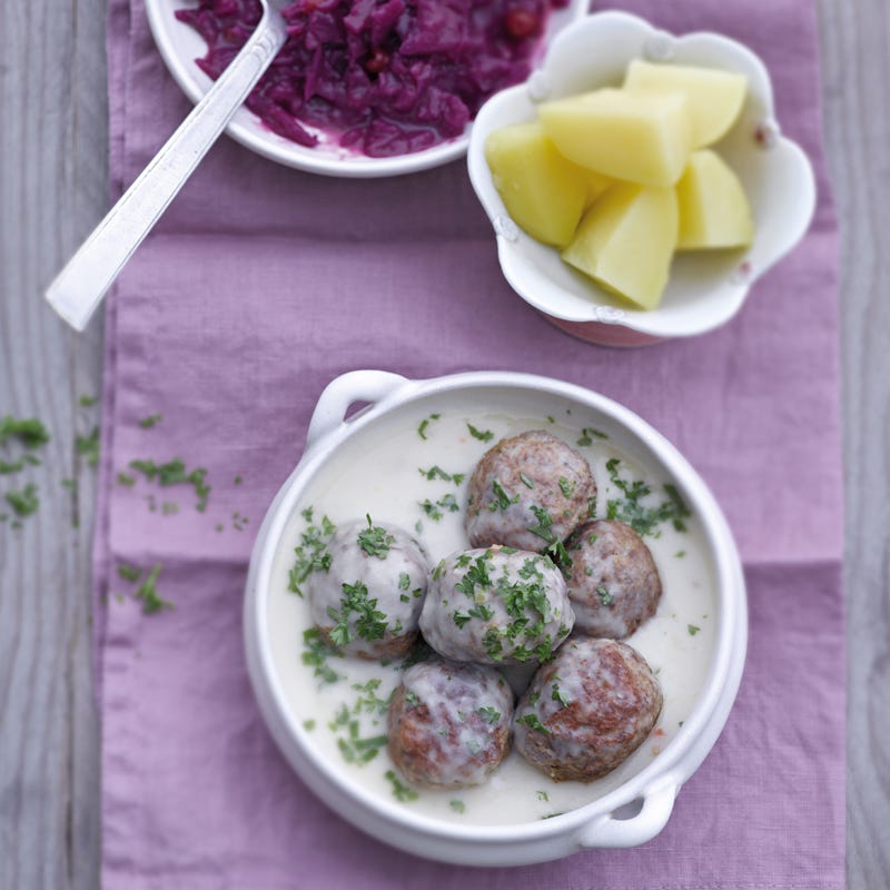 Köttbullar mit Rahmsauce und Preiselbeerrotkohl