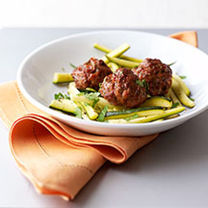 Foto Geflügelfrikadellen mit Zucchinigemüse von WW