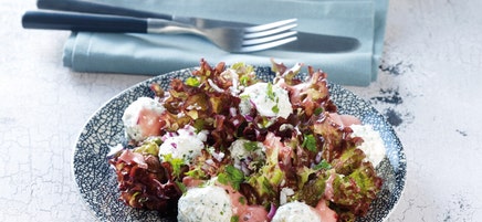 Käsebällchensalat mit Rhabarberdressing