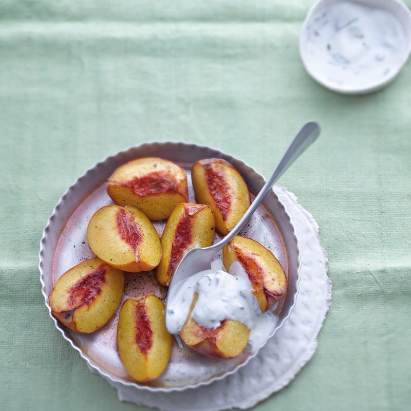 Gratinierter Pfirsich mit Minzjoghurt