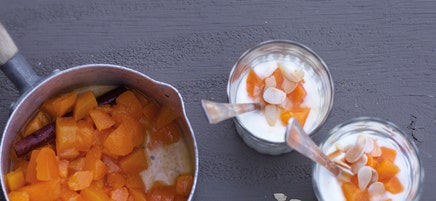 Exotisches Kakikompott mit Joghurtcreme