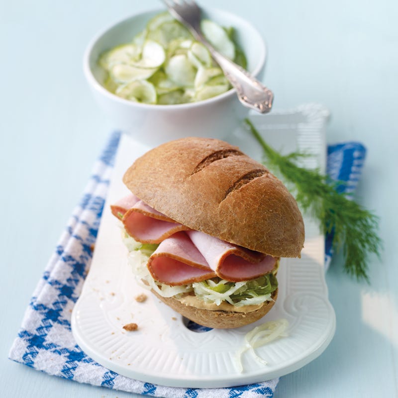 Kasselersemmel mit Gurkensalat