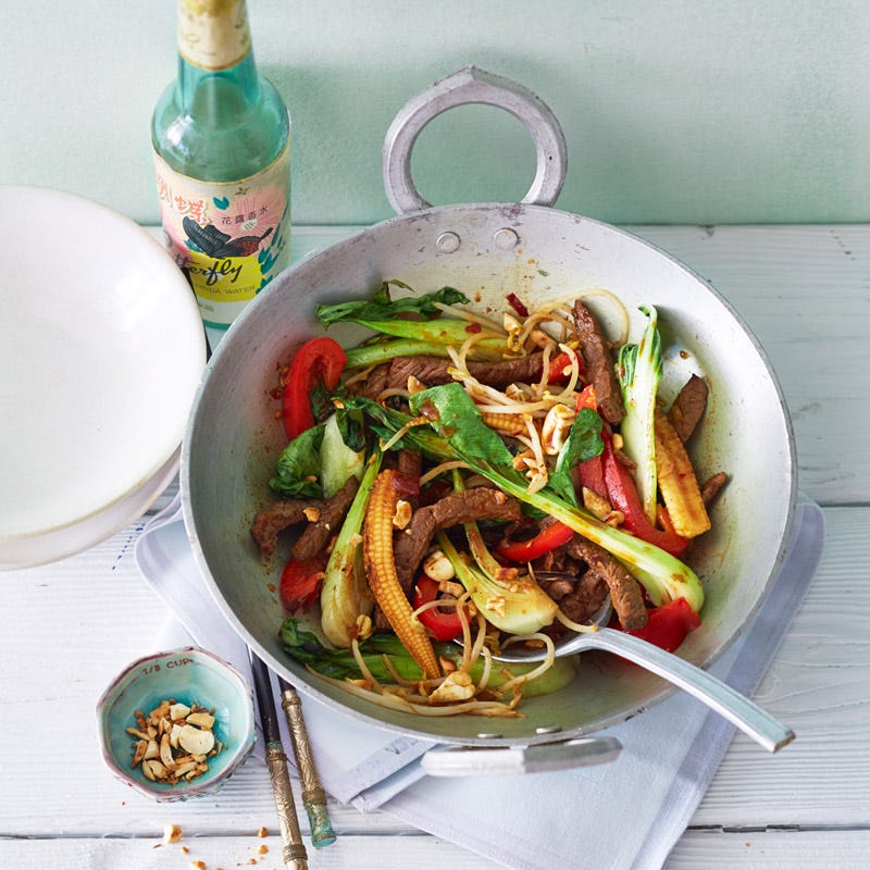 Gemüsewok mit Steakstreifen und Cashew