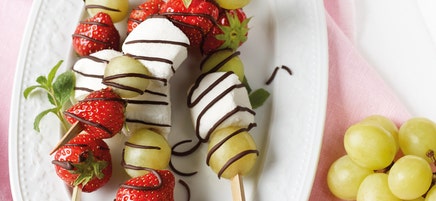 Schoko-Obst-Spieße mit Marshmallows