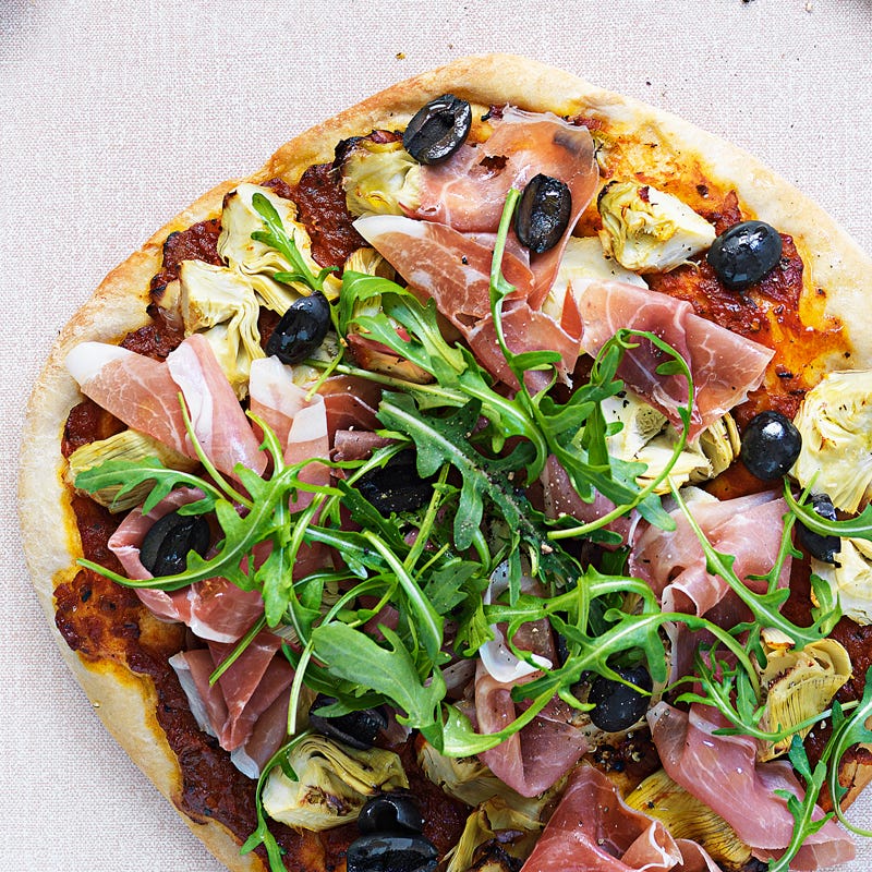 Pizza mit Parmaschinken, Artischocke und Rucola