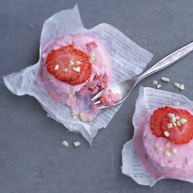 Mini-Eistörtchen mit Erdbeeren