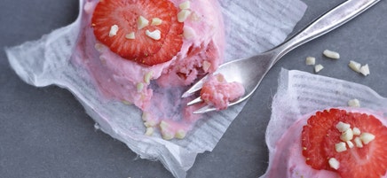 Mini-Eistörtchen mit Erdbeeren