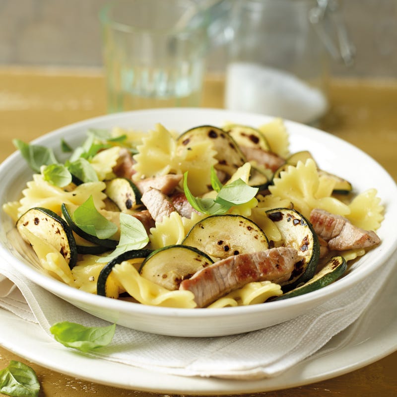 Foto Farfallesalat mit gegrillter Zucchini und Schnitzelstreifen von WW