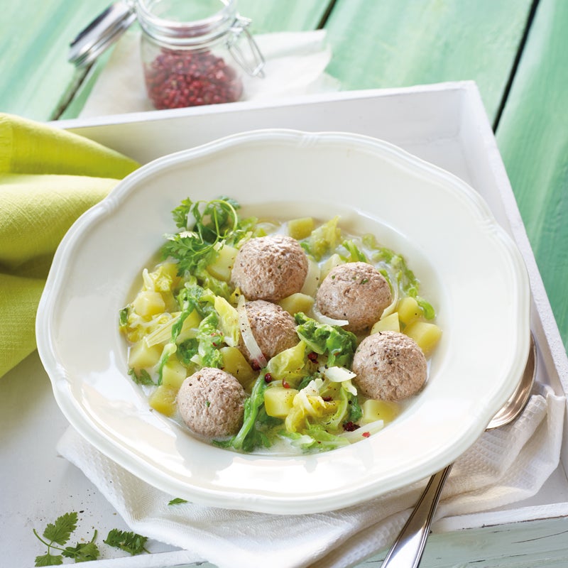 Wirsingeintopf mit Tatarbällchen Rezept | WW Deutschland Wirsingeintopf mit Tatarbällchen Rezept | WW Deutschland